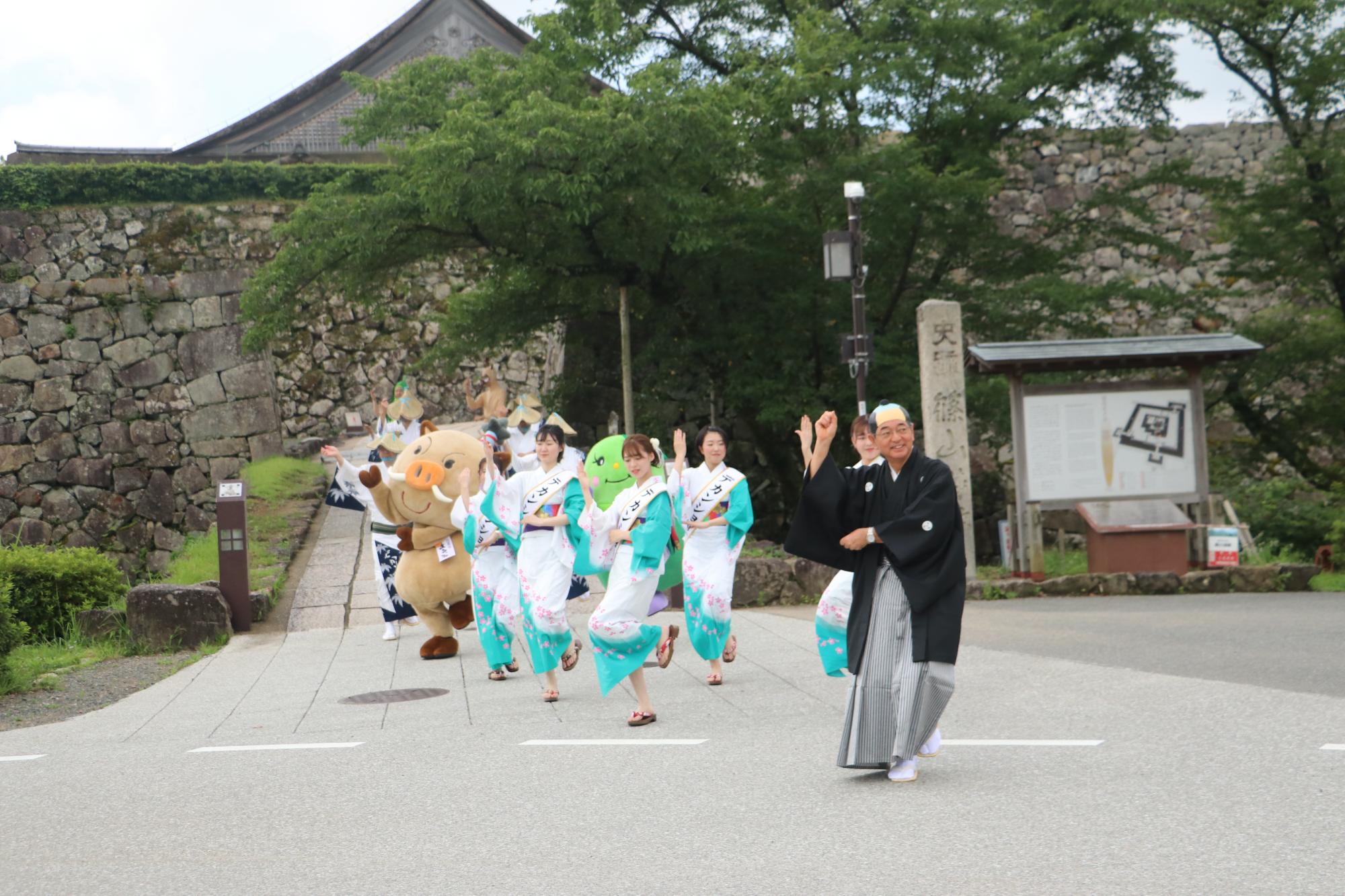 酒井市長を先頭に、観光大使、デカンショ節保存会の皆さんがデカンショを踊りながら大書院をくだっている