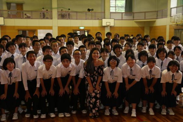 遠山 恵さんと、篠山東中学校の生徒の集合写真