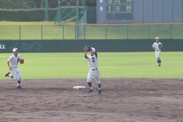篠山鳳鳴高校軟式野球部の選手がボールをキャッチしている写真