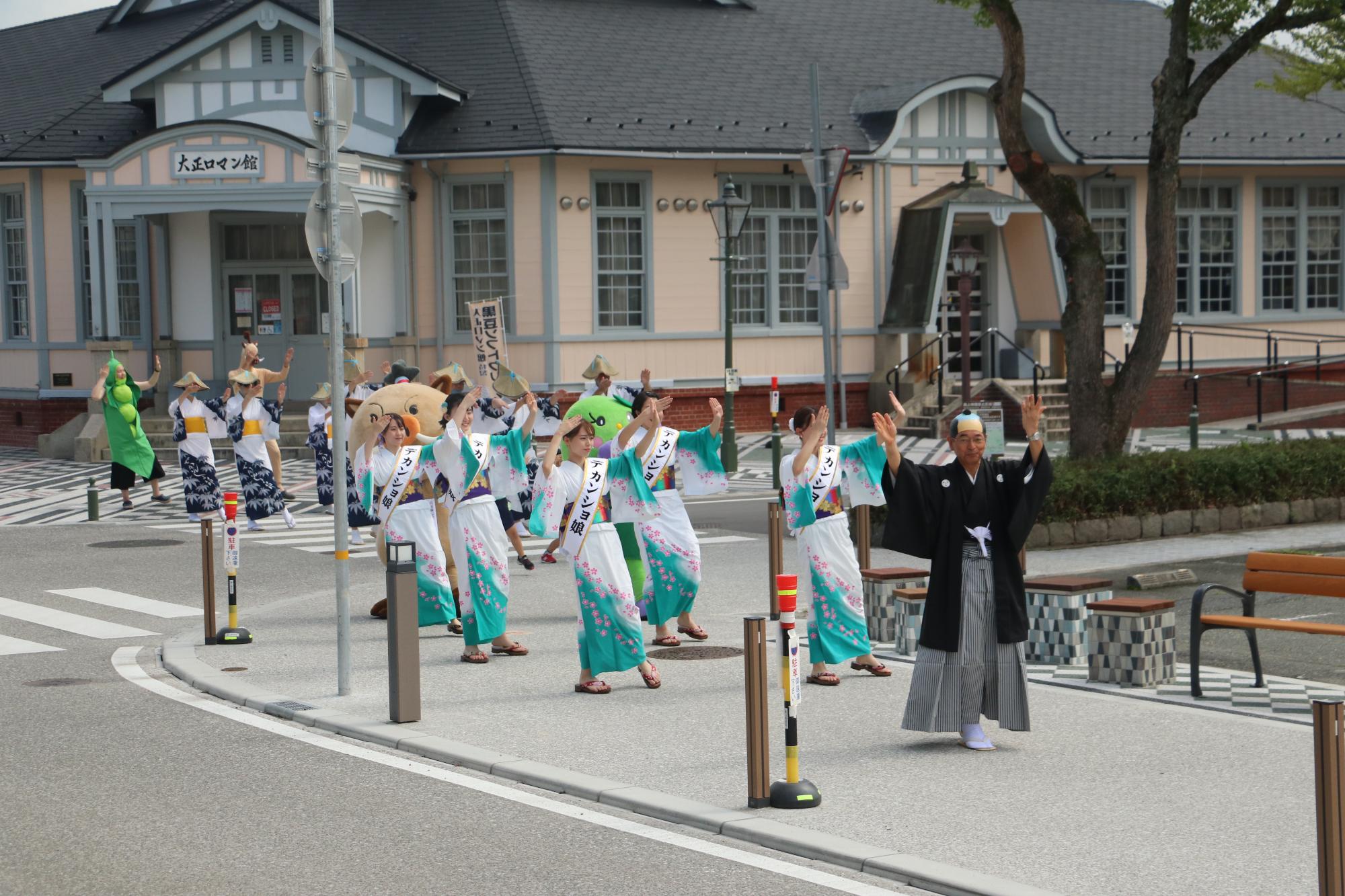 酒井市長を先頭に、観光大使、デカンショ節保存会が大手通でデカンショを踊りを踊っている
