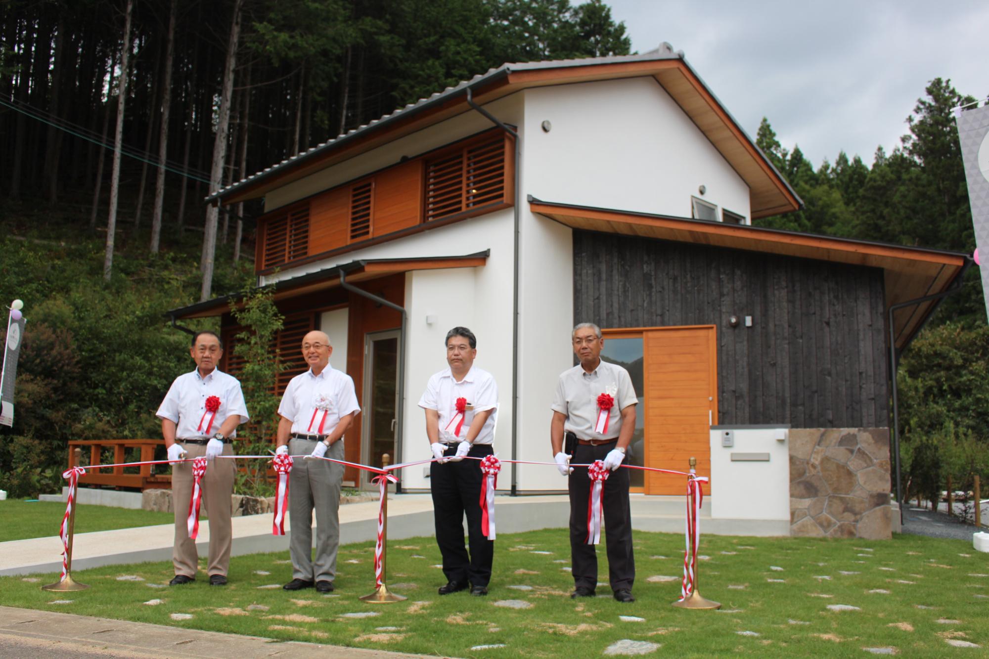 丹波篠山の家の前でテープカットをしている