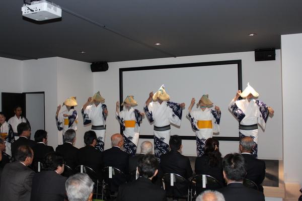「丹波篠山デカンショ館」の中でデカンショ踊りを披露している写真