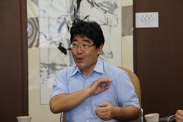 嘉田 眞典会長が手話を使って話をしている写真