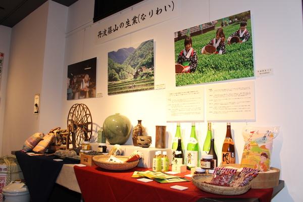 丹波篠山で作られているお酒、お米、つぼなどが紹介されている写真