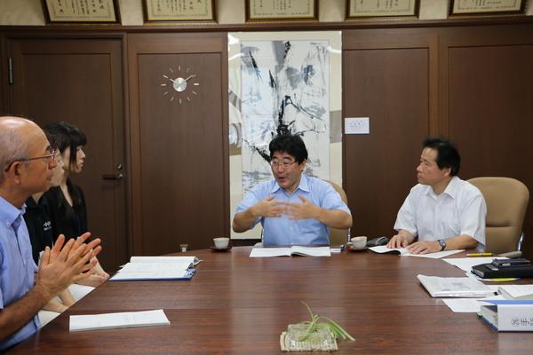 嘉田 眞典会長が手話を使いながら市長と検討委員会の方々に話をしている写真