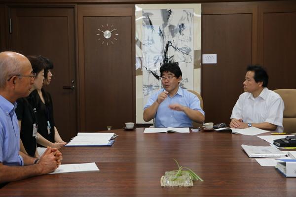 嘉田 眞典会長が女性委員の方を見ながら手話を使い、話をしている写真