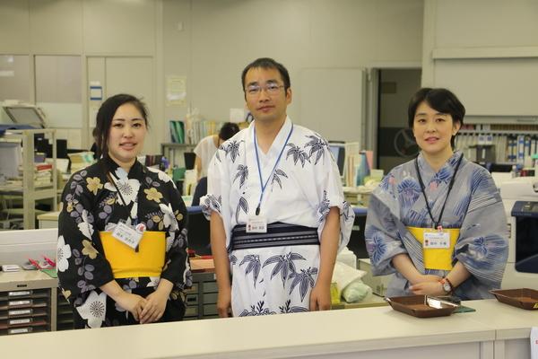市民課職員の女性2名の真ん中に男性1名が並んでゆかた姿で記念撮影をしている写真
