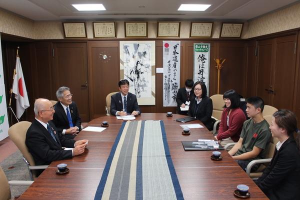 市長室にて、市長の前に俣野君とお母さんが座り笑顔で談笑している様子の写真