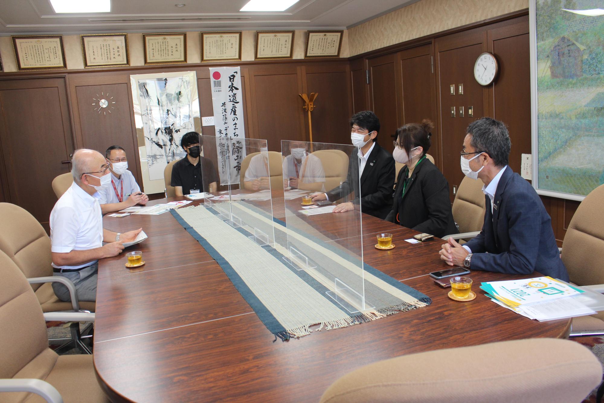 市長や寄附に来られた企業の方が応接室で話をされている。