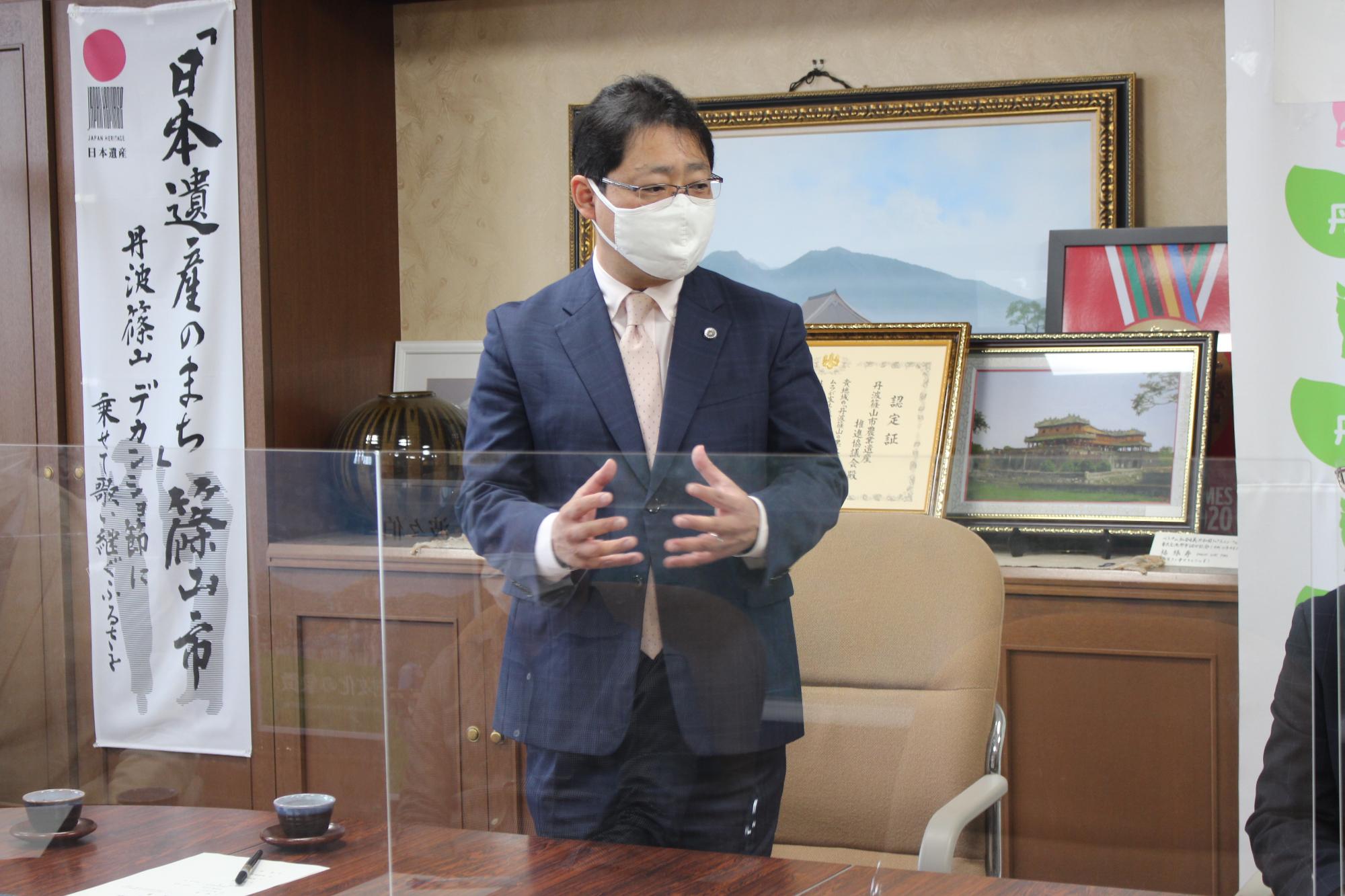 男性が身振り手振りをまじえて説明している