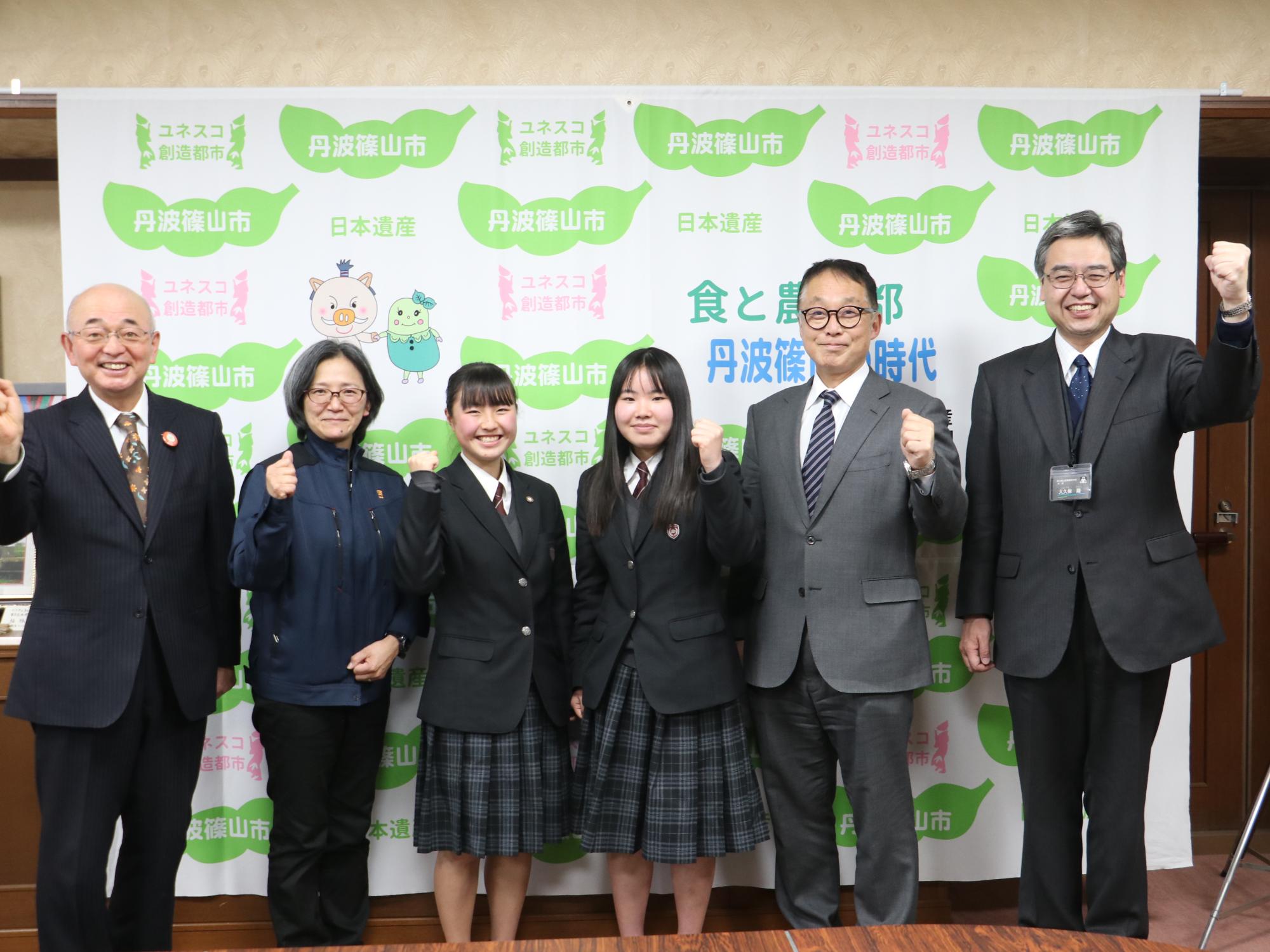 農業クラブの生徒2人の隣に、教育長、先生、市長との記念撮影