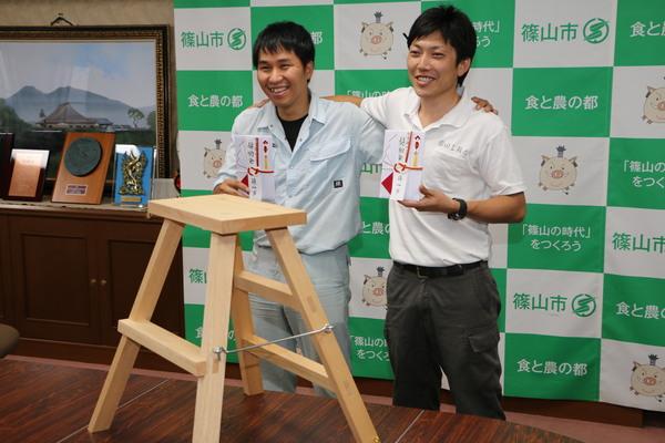 小林 俊文さんと園田 雄一さんが肩を組み笑顔で記念写真