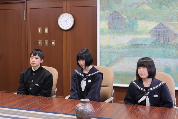 西紀中学校生徒会役員の松本さん、三木さん、藤原さんの3名が、市長室の椅子に緊張した様子で座っている様子の写真