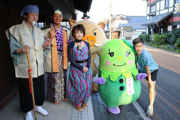末成由美さんと吉田裕さん、ちょんまげ市長、黄門ちゃま（小山教育部長）とゆるキャラ、まるいの、まめりんで記念写真