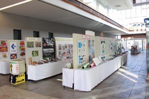 様々な企業の紹介や、製品が並べられている写真