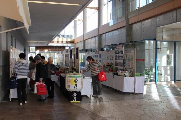 訪れたたくさんの人たちが、様々な企業の製品を手に取ってみている写真