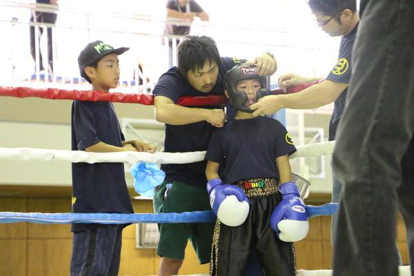 森本雄飛くん10歳がヘッドギアとブルーのグローブを付けて、リングで試合前の写真