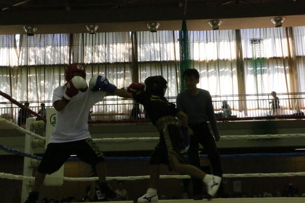 森本雄飛くんが相手の顔に左パンチ、相手が森本雄飛くんに相手の顔に左パンチしている写真