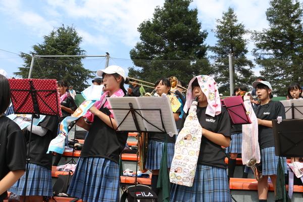 篠山鳳鳴高校吹奏楽部が応援の演奏をしている写真