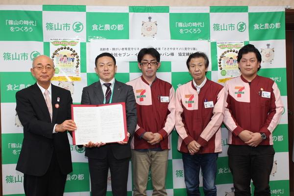 市長とセブンイレブンスタッフで記念写真