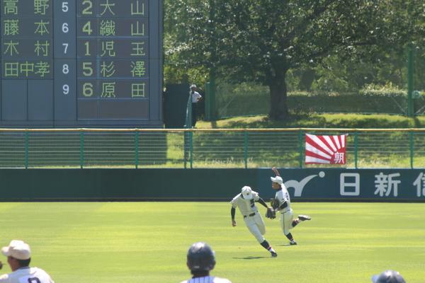 篠山鳳鳴高校軟式野球部の選手の1人が、手を上に嬉しそうにポーズをとっている写真