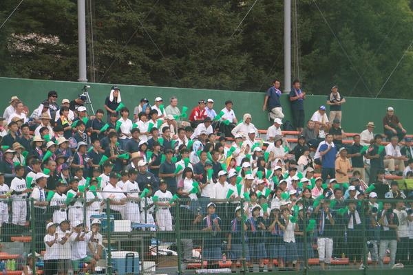 篠山鳳鳴高校の応援席で緑色のメガホンを手に持って応援してる観客の写真