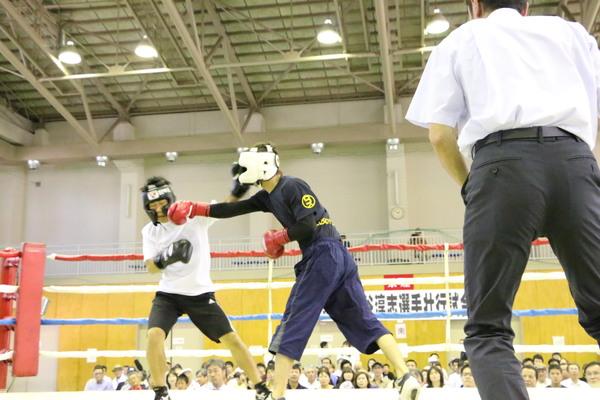 宮田祐樹さんが相手の顔を右パンチしている写真