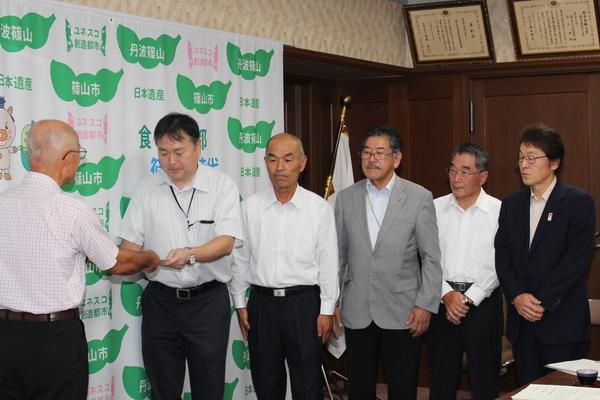 市長が事業者に書類を渡している写真