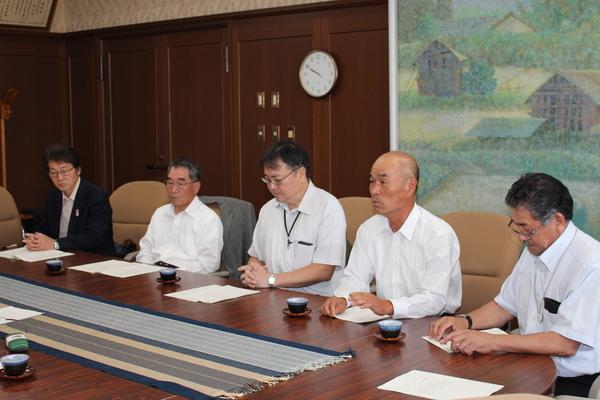 会議中の1人の男性がコメントしている写真