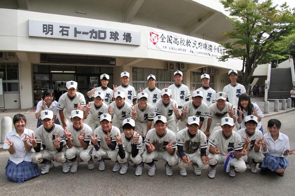 球場の前で、篠山鳳鳴高校軟式野球部の集合写真