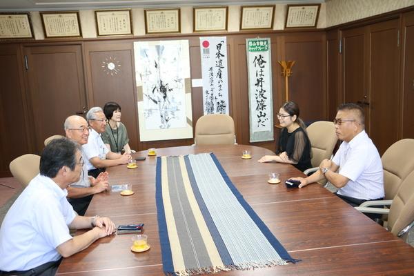 応接室に遠山 恵さんとお父さん対面側に市長と関係者の人達が座り話をしている写真