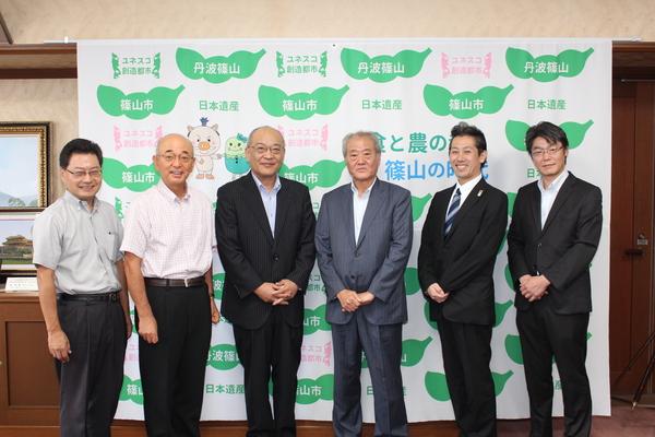 市長と丹波味覚フェア実行委員会の方が並んで映っている写真