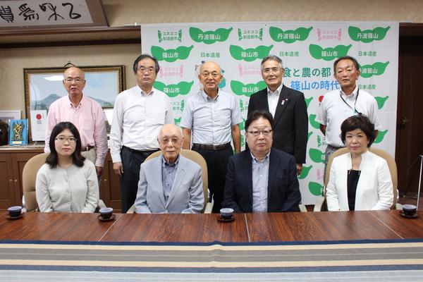 市長室で旧篠山藩主の直系の青山家第26代当主、第27代当主とご家族が市長たちと記念写真