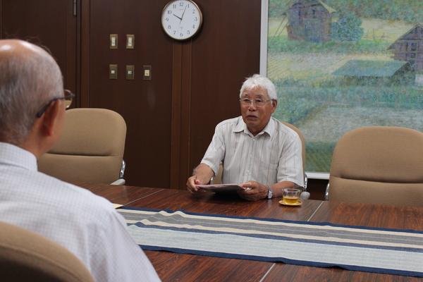 市長に市名変更の要望をされているささやま桜協会の代表石井さんの写真