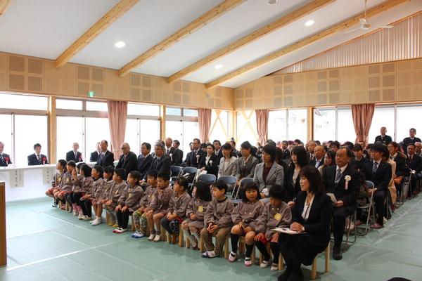 式に出席している来賓の方、保護者、園児が椅子に座りお話を聞いている写真