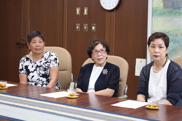農村女性組織連絡会の3名が「丹波篠山市」へ市名変更の要望をされている写真