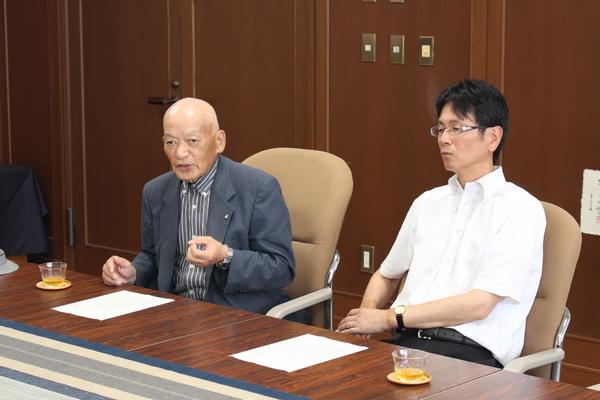 企業懇談会の代表幹事井上さんと、副代表の荒木さんが会議室で座って話をしている写真