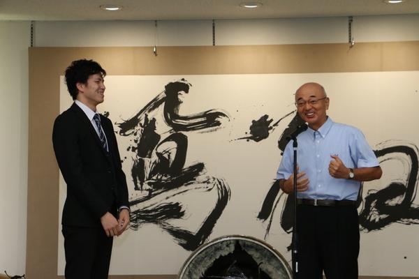 笑顔の溝畑 樹蘭選手と市長の写真