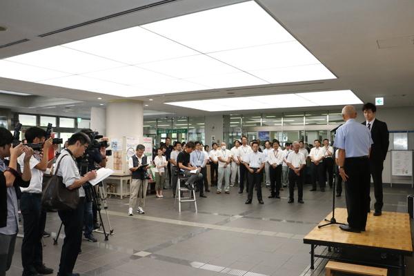 沢山の職員や関係者、カメラマンが注目する中、舞台の上に立つ、溝畑 樹蘭選手と市長の写真