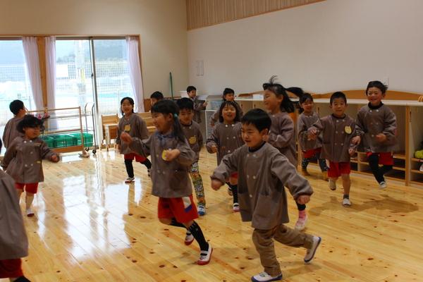 園児たちが楽しんで教室を走り回っている写真