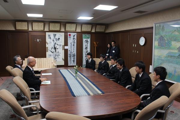 市長室の大きな円卓で市長が篠山産高土木科3年生6名と話しをしている写真