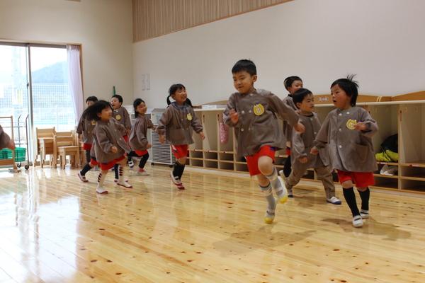 園児たちが夢中で走り回っている写真