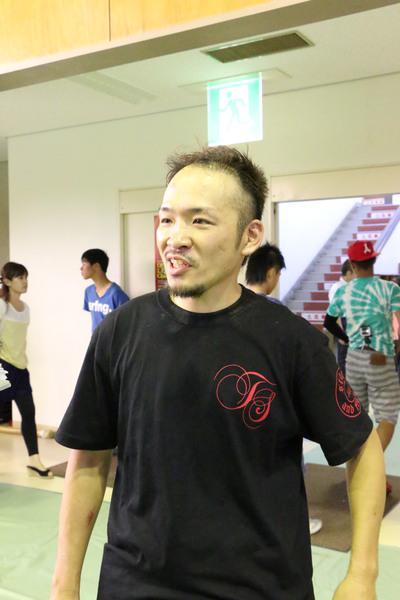 黒いTシャツを着た、多谷 友宏さんの写真