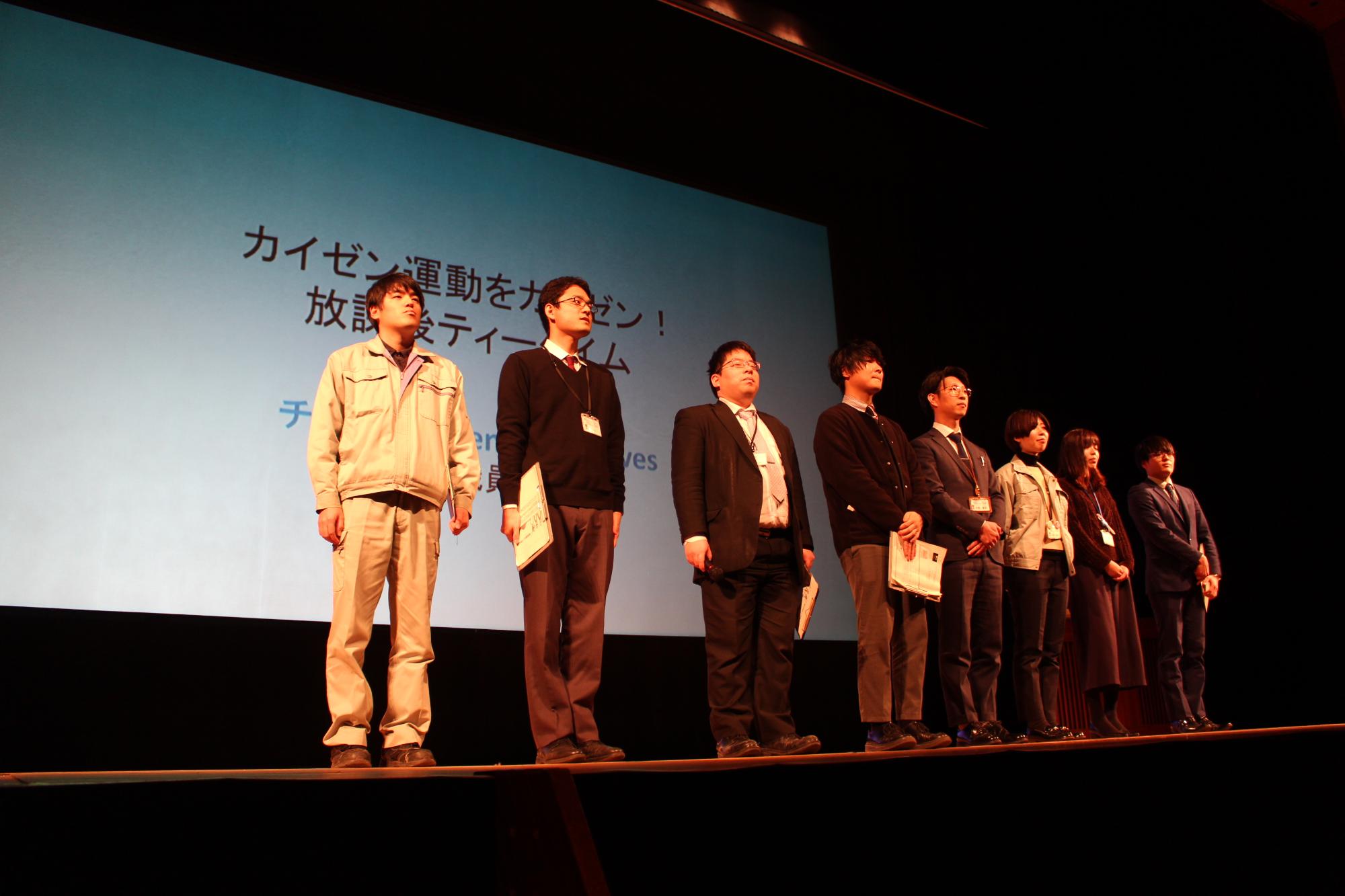 若手有志の職員8名が横一列に並んでいる写真