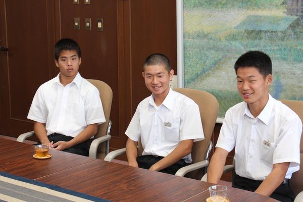 応接室に学生服をきた3名の男子学生が座って話をしている写真