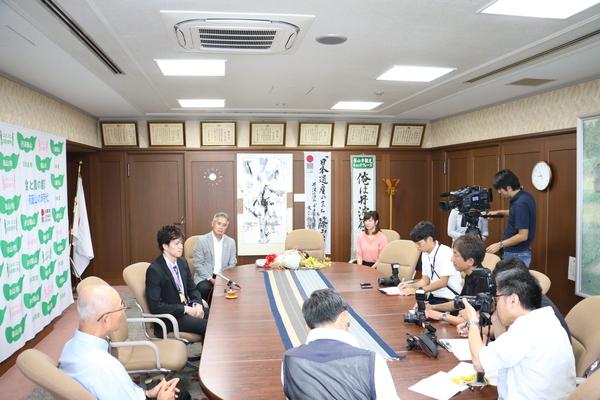 応接室にて、溝畑 樹蘭選手の周りに着席する、市長と関係者の写真