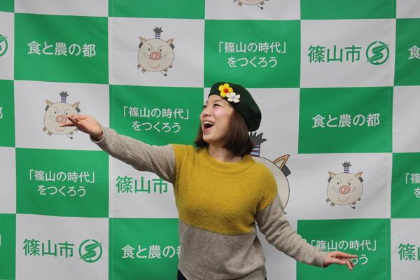 森田 まりこさんが右手を前に差し出し、歌っている様よなポースを取って写っている写真