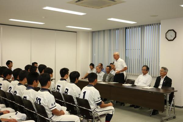 市長が篠山鳳鳴高校軟式野球部の皆さんにお話をしている写真