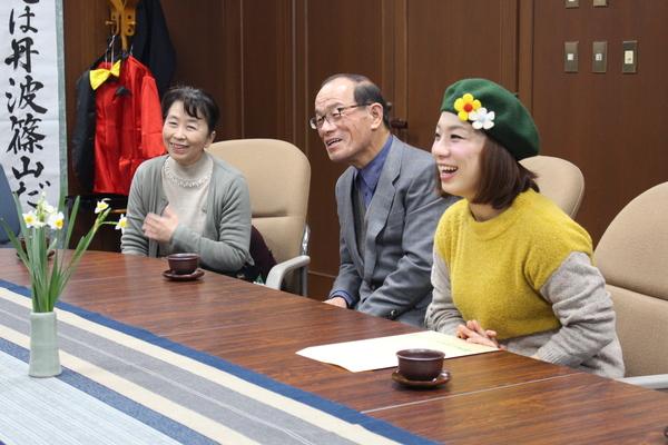 右から、森田 まりこさん、お父様、お母様が椅子に座って笑顔で写っている写真