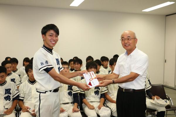 市長が大木選手と目録を一緒に手に持ち写っている写真